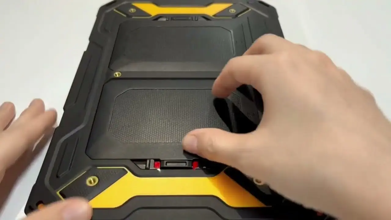 RG935 remove battery cover